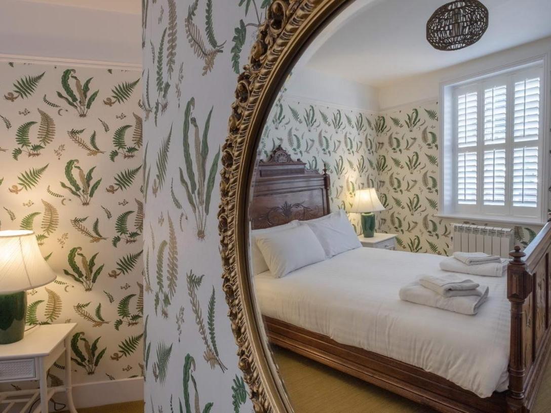 One Holyrood Hotel & Cafe Newport  Ngoại thất bức ảnh