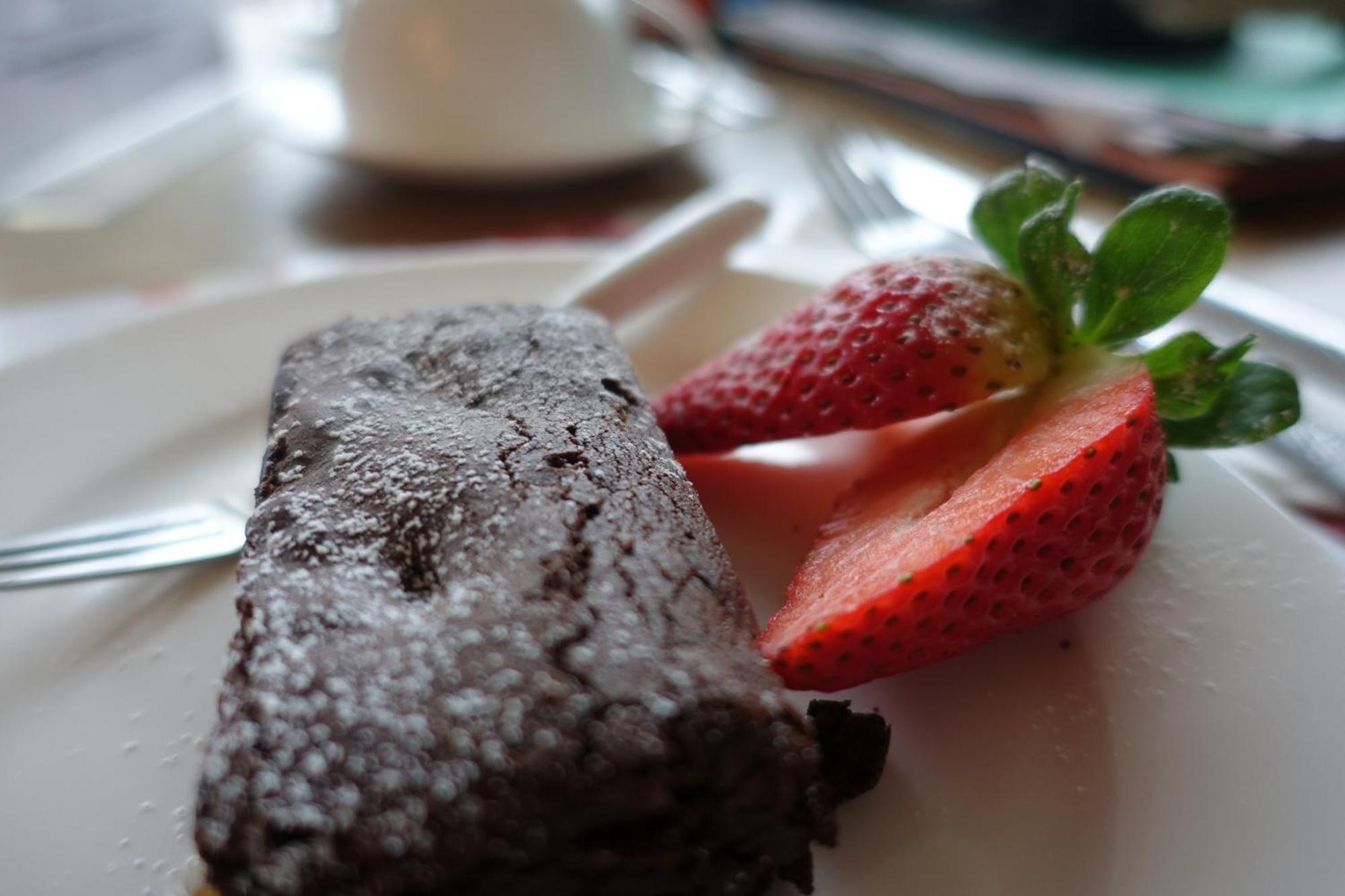 One Holyrood Hotel & Cafe Newport  Ngoại thất bức ảnh
