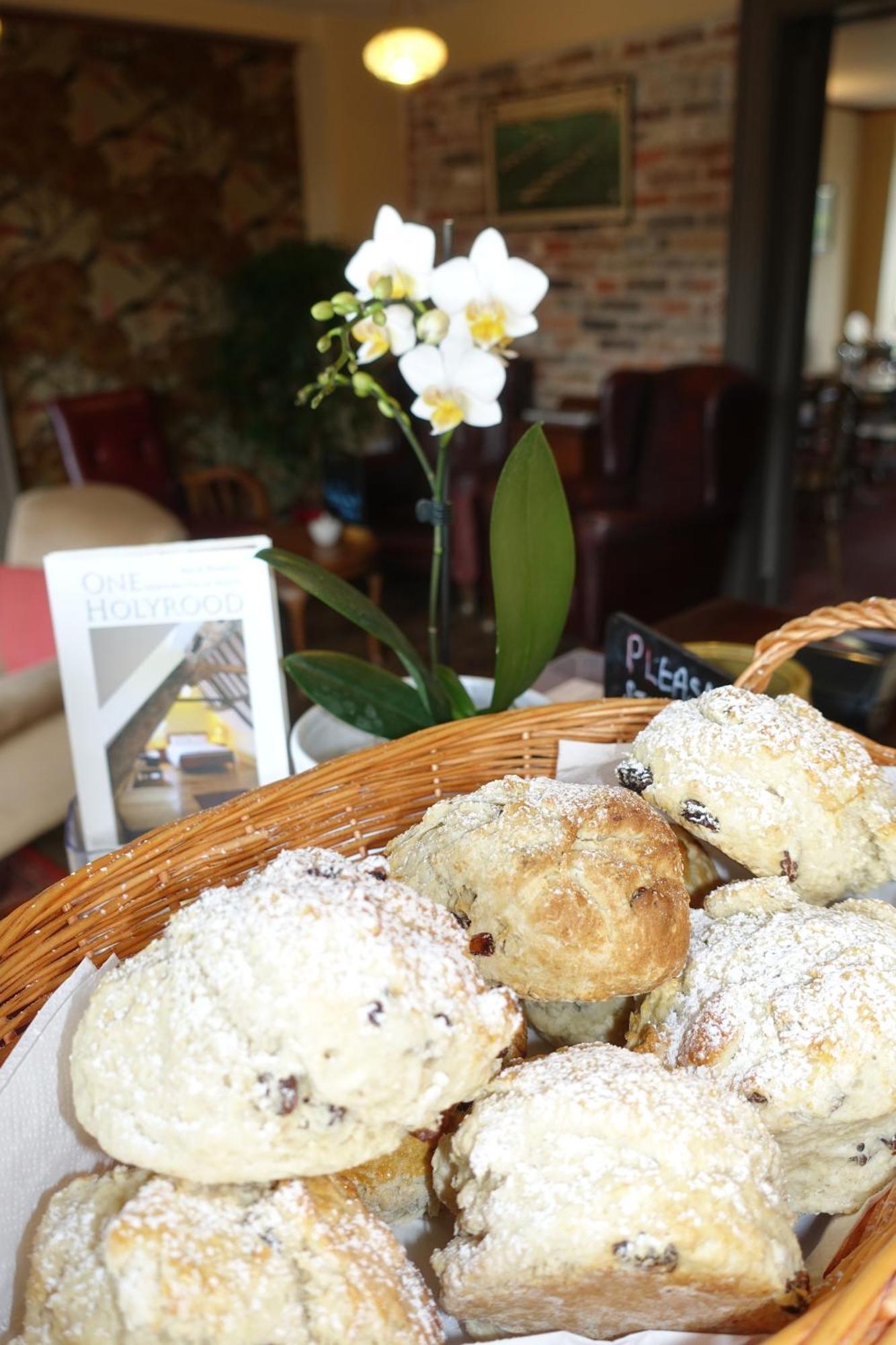 One Holyrood Hotel & Cafe Newport  Ngoại thất bức ảnh